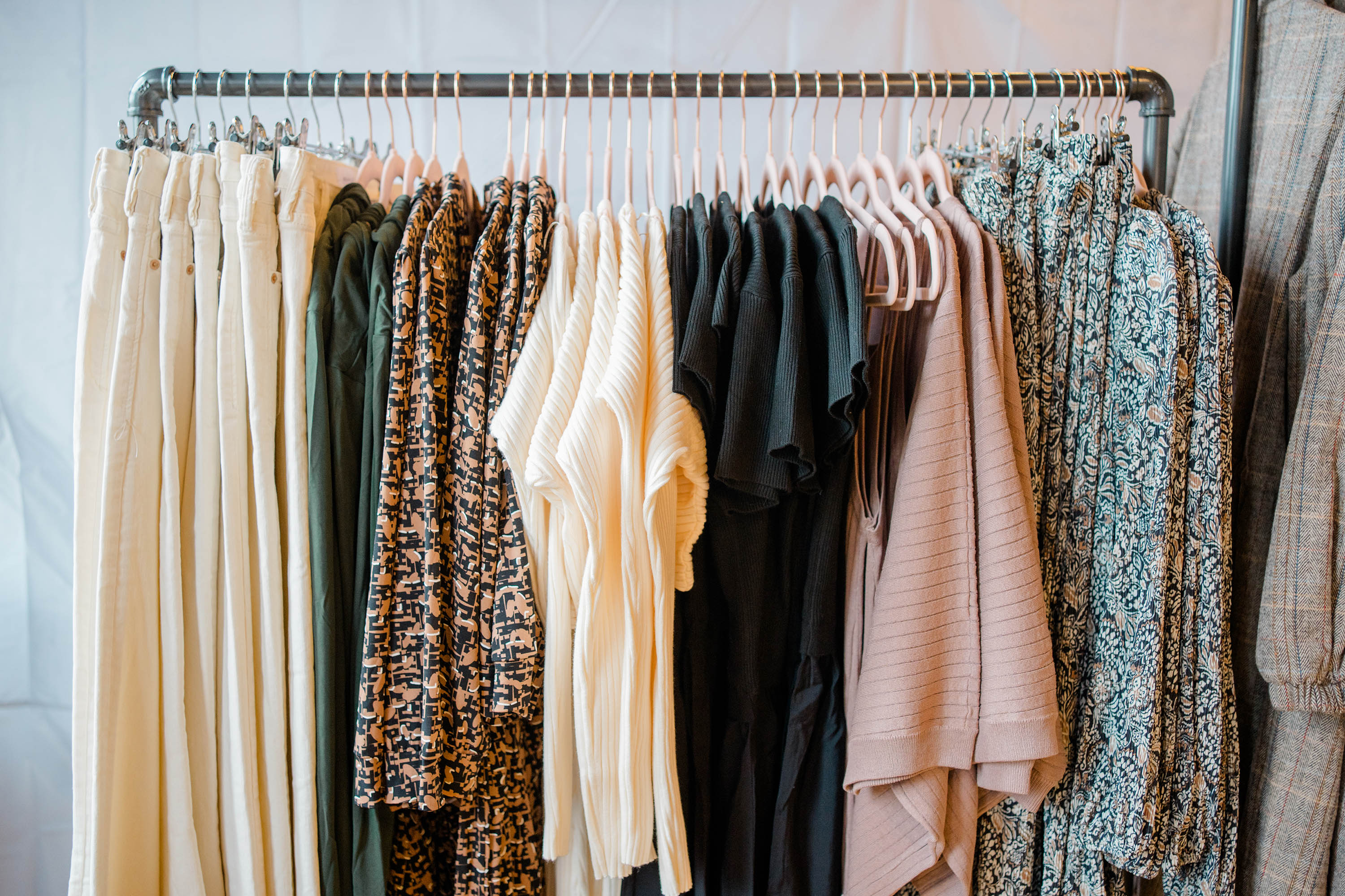 Transitioning to Fall: Key Pieces and Trends for a Cozy Wardrobe